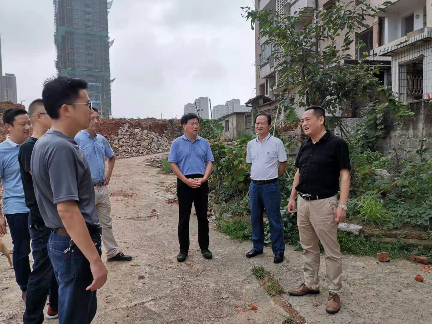 為加快方家沖、造紙廠和桂花園新安置區(qū)建設(shè)，2019年9月5日下，市城建集團(tuán)總經(jīng)理衛(wèi)民陪同市政府副秘書長(zhǎng)劉陳寅深入項(xiàng)目建設(shè)現(xiàn)場(chǎng)，調(diào)度推進(jìn)安置區(qū)征遷工作.jpg