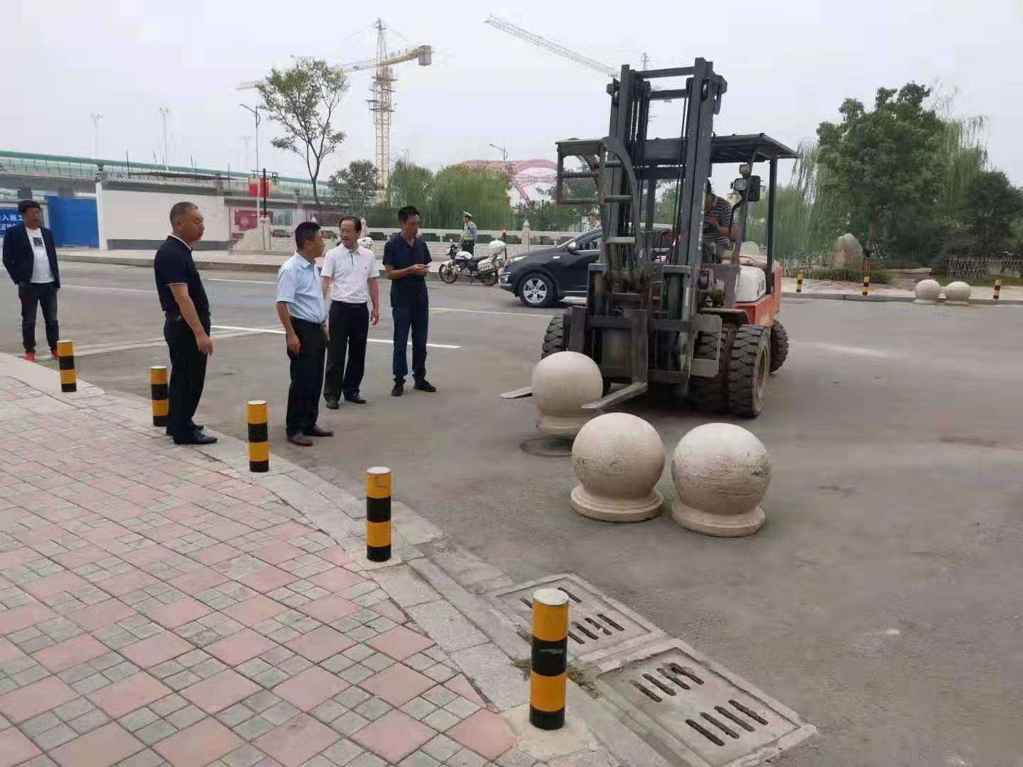 為向新中國成立七十周年獻(xiàn)禮，市城建集團(tuán)攻堅(jiān)克難，實(shí)現(xiàn)了北門棚改區(qū)域民生路10月1日零時(shí)順利通車。國慶假期，市城建集團(tuán)堅(jiān)持做好一線工作，在與交警部門共同做好民生路通車保障工作外，抓細(xì)節(jié)，抓落實(shí)，確保其他各項(xiàng)工作有序推進(jìn)。.jpg